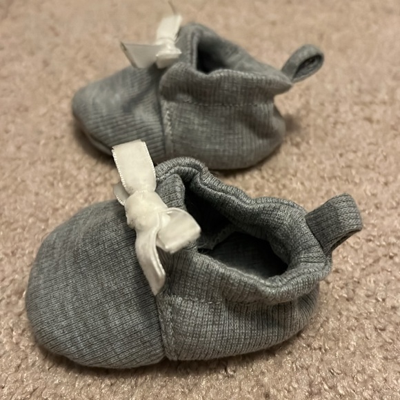 Five pairs of assorted newborn shoes - Picture 6 of 6